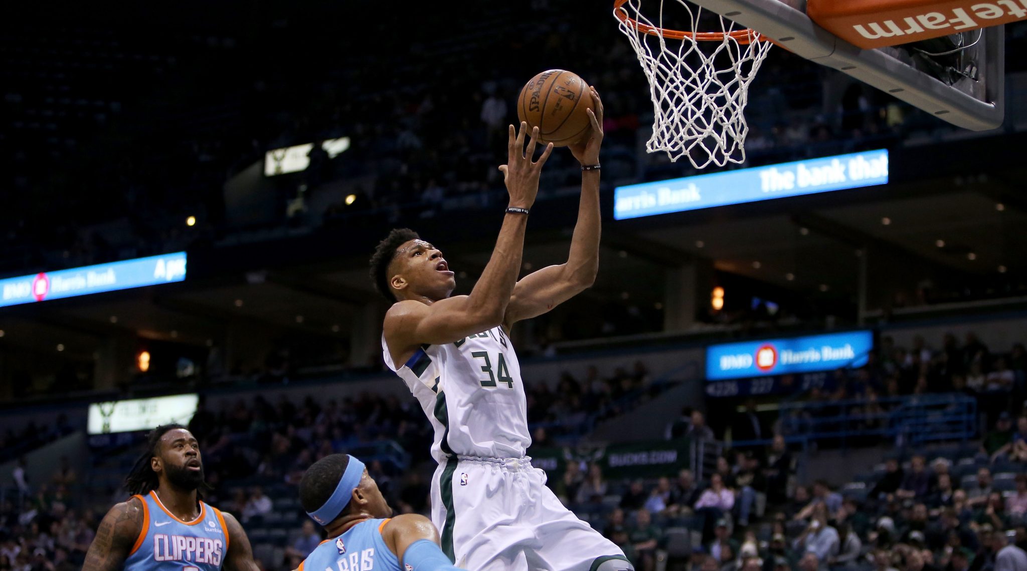 Giannis Antetokounmpo abandona el partido contra los Clippers